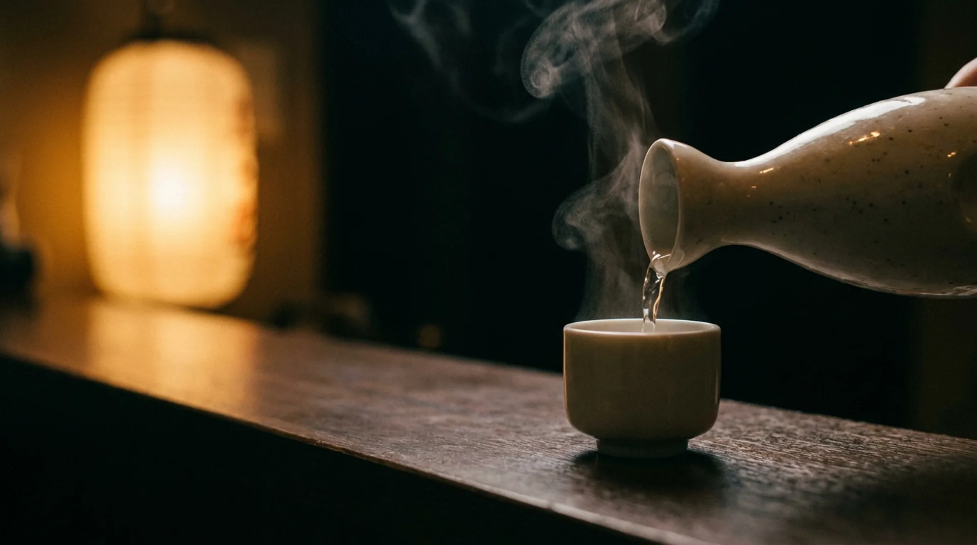 Lämmin sake kaadetaan, höyry nousee