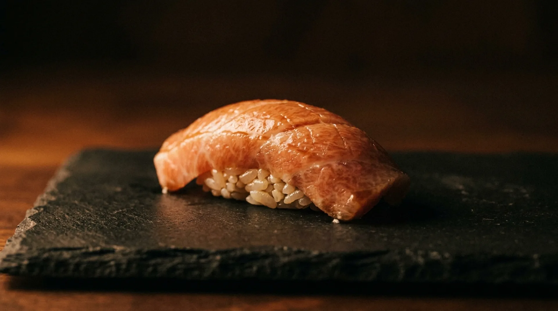 Nigiri tummalla liuskekivellä